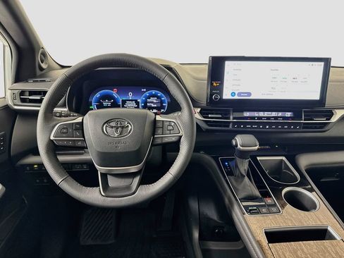 Used 2025 Toyota Sienna Platinum AWD/4WD image 24