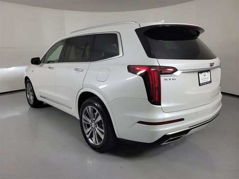 Certified 2023 Cadillac XT6 Premium Luxury image 3