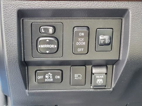 Used 2021 Toyota Tundra Limited w/ Limited Premium Package AWD/4WD image 11