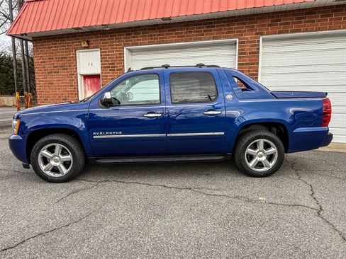 Used 2013 Chevrolet Avalanche LTZ image 18