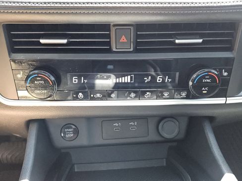 Used 2024 Nissan Rogue SV w/ SV Premium Package FWD image 10