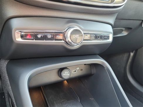 Used 2023 Volvo XC40 B4 Ultimate image 24
