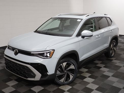 New 2026 Volkswagen Taos SE image 2