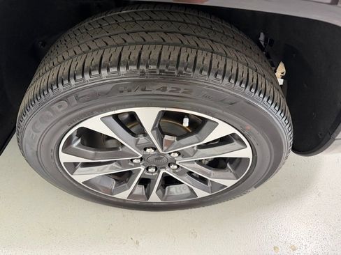 Used 2023 Jeep Grand Cherokee L Overland w/ Rear Seat Video Group I image 10