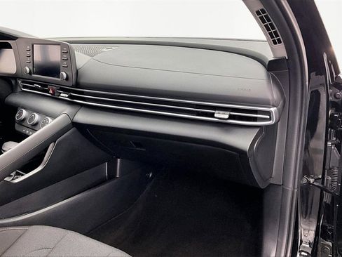 Used 2025 Hyundai Elantra SE image 17