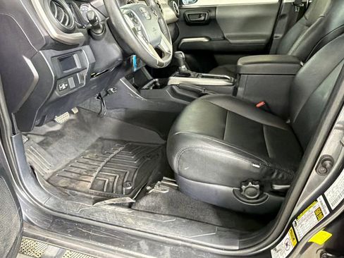 Used 2017 Toyota Tacoma SR5 w/ Tow Package RWD image 9