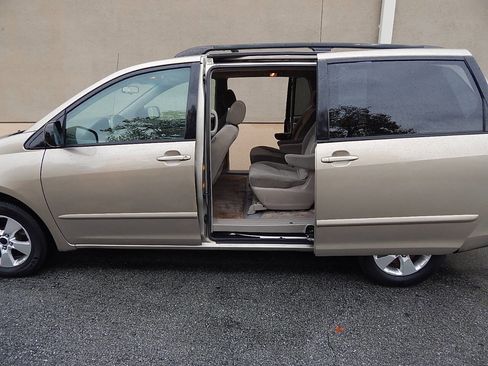 Used 2007 Toyota Sienna LE image 10