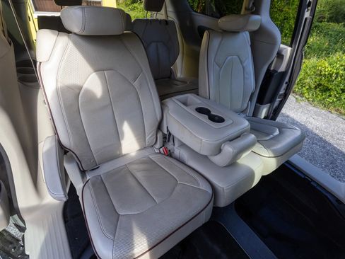 Used 2018 Chrysler Pacifica Limited w/ Advanced Safetytec Group FWD image 9
