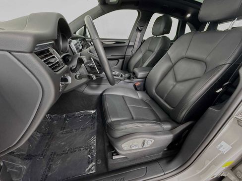 Certified 2025 Porsche Macan image 5