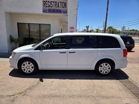 Used 2019 Dodge Grand Caravan SE w/ UConnect Hands-Free Group FWD image 2