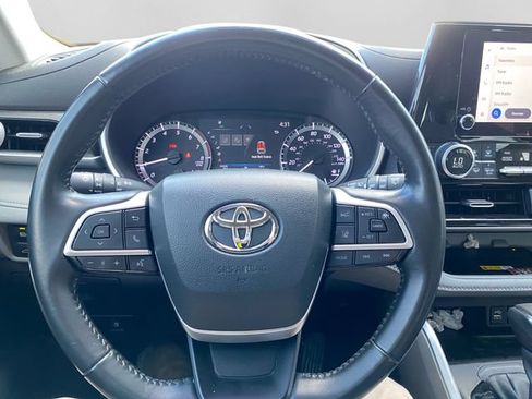 Used 2023 Toyota Highlander XLE FWD image 10
