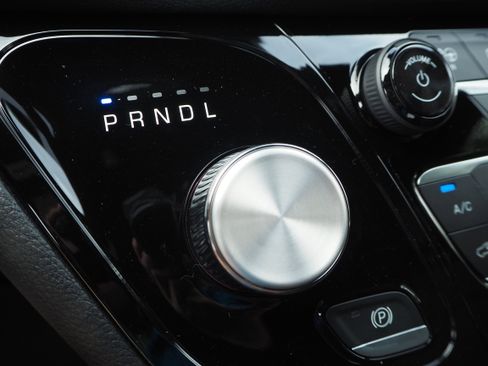 New 2025 Chrysler Pacifica Select w/ Uconnect Theater Family Group image 32