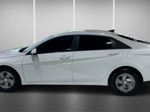 Used 2025 Hyundai Elantra SE image 12