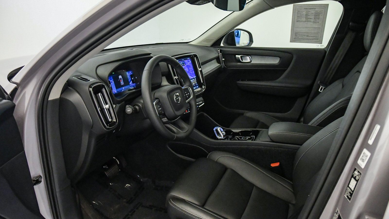 Certified 2026 Volvo XC40 B5 Plus AWD/4WD image 18