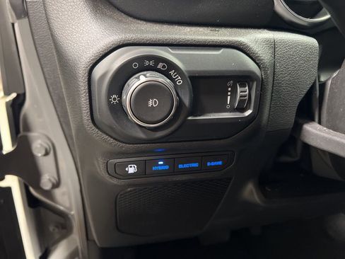 Used 2023 Jeep Wrangler Unlimited Sahara image 23