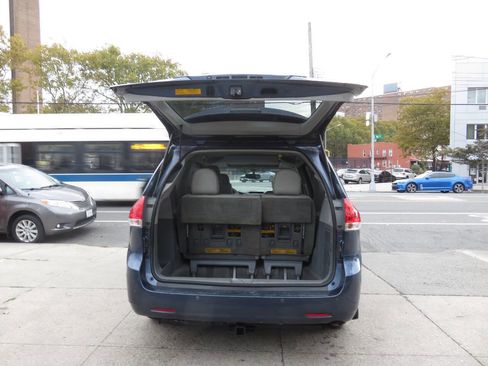 Used 2014 Toyota Sienna XLE image 27