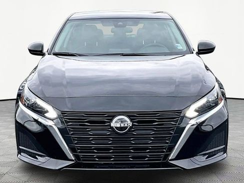 Used 2024 Nissan Altima 2.5 SV image 2