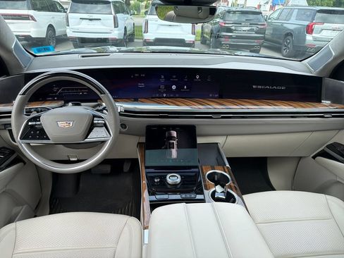 Used 2025 Cadillac Escalade Sport Platinum AWD/4WD image 12