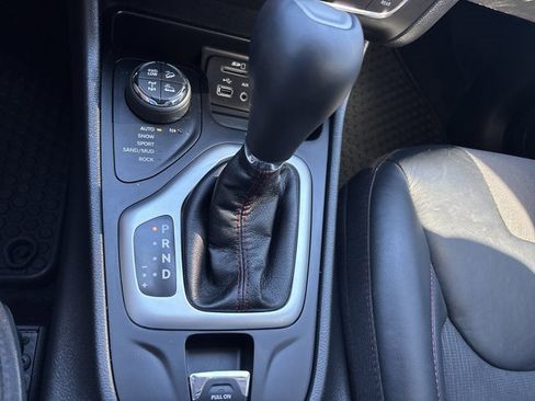 Used 2018 Jeep Cherokee Trailhawk image 33