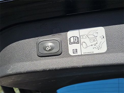 Used 2017 Ford Escape Titanium image 8