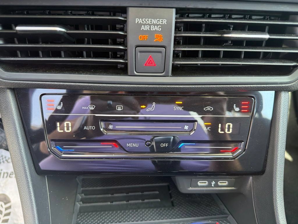 Used 2025 Volkswagen Jetta SE FWD image 18