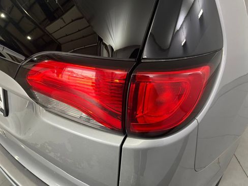 Used 2017 Chrysler Pacifica Touring-L image 46