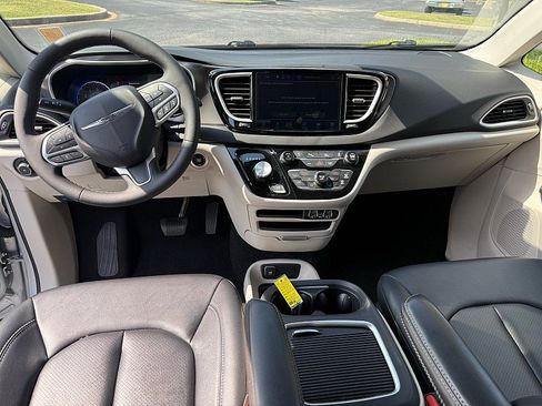 Used 2024 Chrysler Pacifica Touring-L FWD image 14