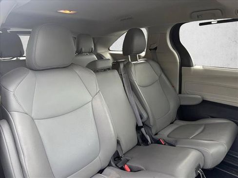 Used 2021 Toyota Sienna XLE FWD image 21