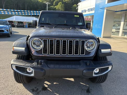 Used 2025 Jeep Wrangler Unlimited Sahara AWD/4WD image 11