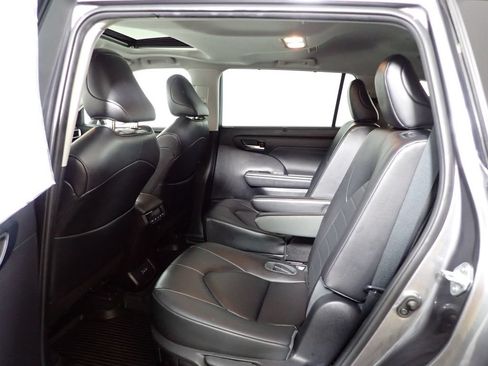 Used 2023 Toyota Highlander XLE AWD/4WD image 33