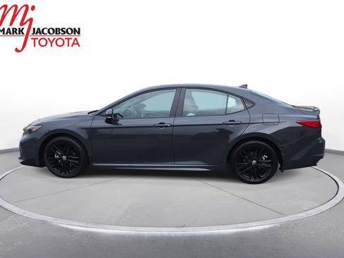 Used 2025 Toyota Camry SE image 14