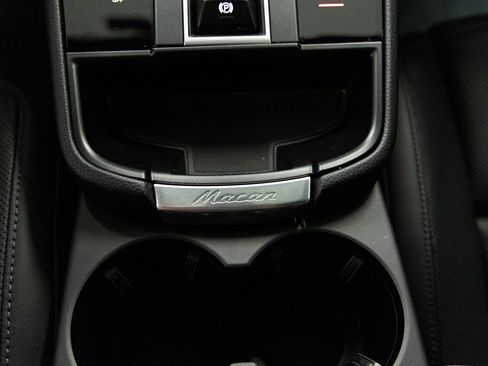 Used 2025 Porsche Macan AWD/4WD image 35
