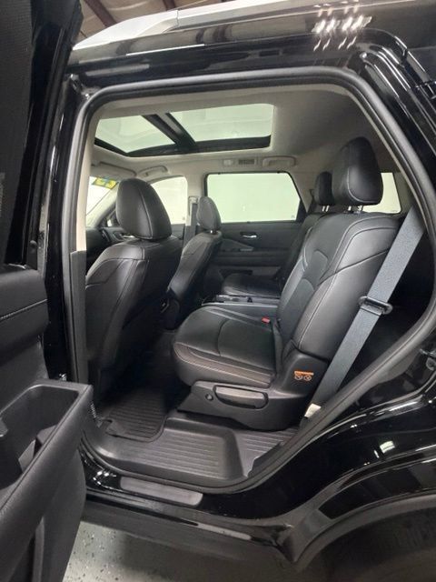 Used 2025 Nissan Pathfinder SL w/ SL Premium Package AWD/4WD image 25