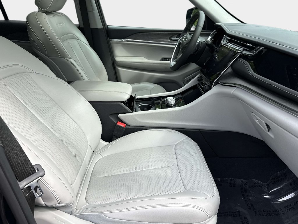 Used 2023 Jeep Grand Cherokee Overland RWD image 9