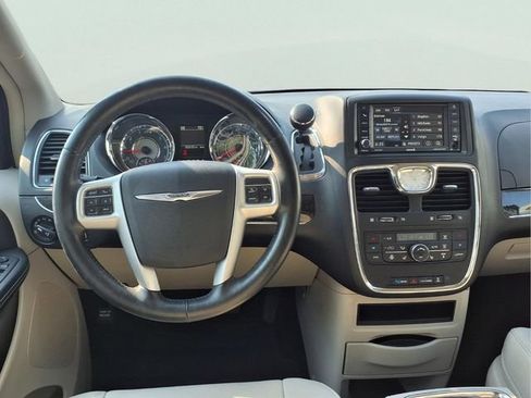 Used 2016 Chrysler Town & Country Touring w/ Driver Convenience Group FWD image 4
