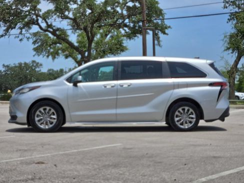 Used 2022 Toyota Sienna LE FWD image 2