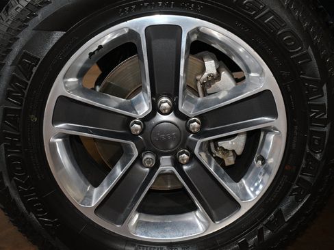 Used 2018 Jeep Wrangler Unlimited Sahara AWD/4WD image 65