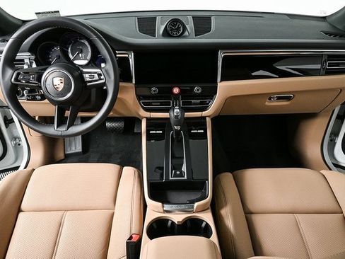 Certified 2025 Porsche Macan AWD image 16