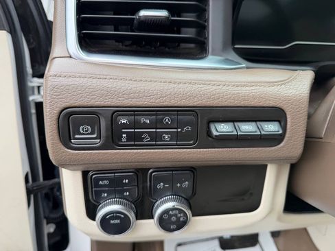 Used 2022 GMC Yukon Denali AWD/4WD image 17