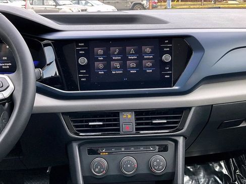 Used 2022 Volkswagen Taos SE w/ Panoramic Sunroof Package image 8