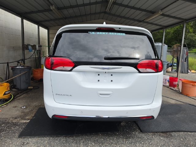 Used 2020 Chrysler Pacifica Touring-L Plus w/ Advanced Safetytec Group FWD image 4
