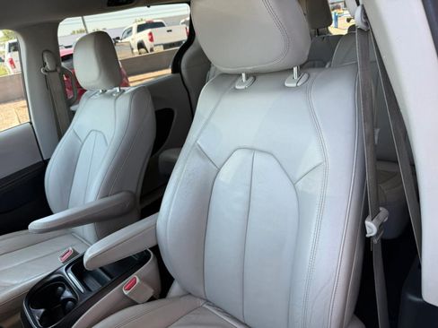 Used 2017 Chrysler Pacifica Touring-L w/ Tire & Wheel Group FWD image 42