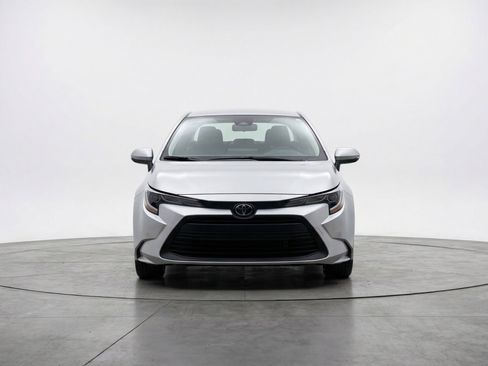 Used 2025 Toyota Corolla LE FWD image 2