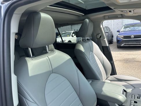 Used 2023 Toyota Highlander XLE image 38