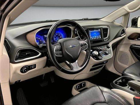 Used 2018 Chrysler Pacifica Touring-L FWD image 17
