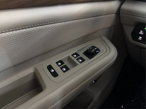 Used 2024 Volkswagen Atlas SE AWD/4WD image 40