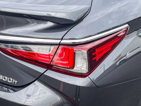 Certified 2025 Lexus ES 300h w/ Premium Package image 8