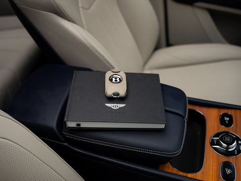 Used 2024 Bentley Bentayga AWD/4WD image 79