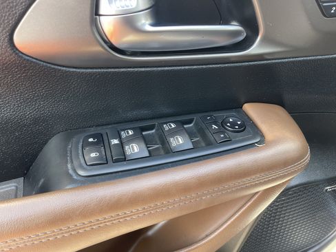 Used 2020 Chrysler Pacifica Limited w/ Advanced Safetytec Group FWD image 20