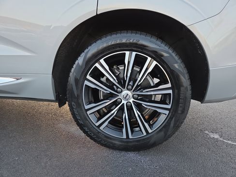 Used 2022 Volvo XC60 B6 Inscription w/ Climate Package image 11